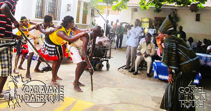 Amtha Kol en repérage à Lomé en décembre 2013 au cours d'une répétition de pas de danses traditionnelles de la région de Dapaong.