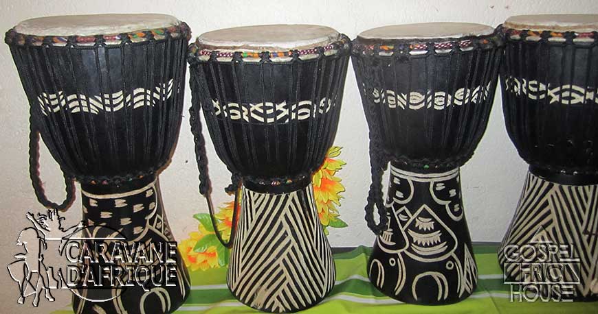 L'atelier de contes s’inspire des techniques ancestrales immatérielles de narration de récits et de musique : tambours africains djembé en bois sculpté.
